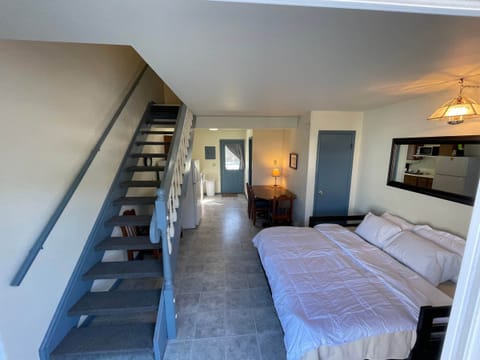 Living Room w/ a Twin daybed / KING conversion