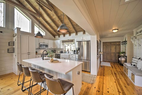 Kitchen | Breakfast Bar