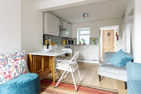 Drop leaf table for dining