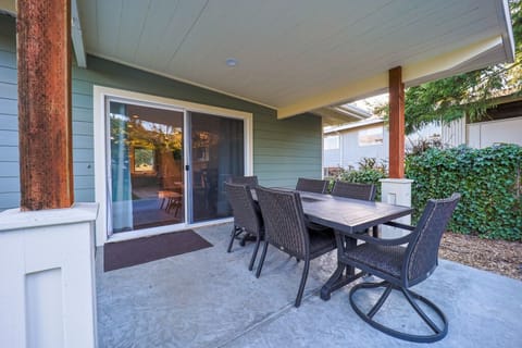 Rear patio with table and chairs for 6