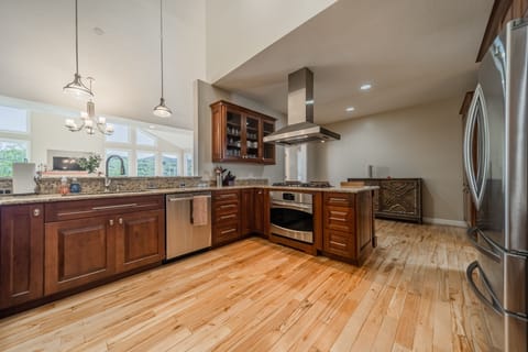 Primary kitchen w 2 ovens