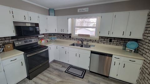 Updated Kitchen w/ brand-new appliances