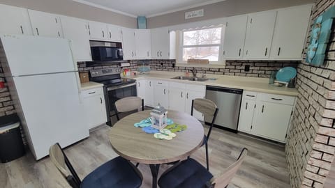 Updated Kitchen w/ brand-new appliances