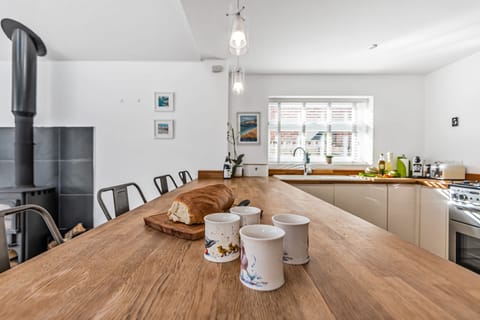 Kittiwake, Highcliffe-on-Sea: The bright, well-equipped kitchen offers plenty of space for preparing meals