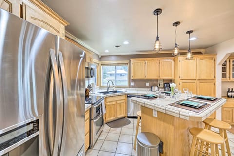 Fully Equipped Kitchen | Coffee Grinder | Blender | Crockpot