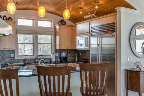 PEN01:  Peninsula 01 | Top Level Kitchen