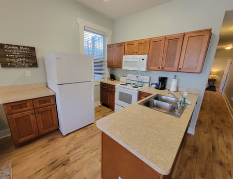 Welcome! Full kitchen w/ dishwasher in the peninsula