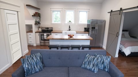 Welcome to our 1 bedroom carriage house in trendy, walkable East Nashville!