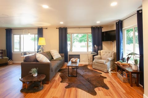 Where cozy comfort and spacious elegance come together – the perfect living room retreat.