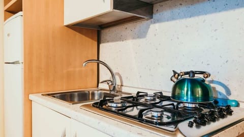 Una piccola cucina mette a disposizione il necessario per pasti rapidi.