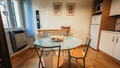 Un ampio tavolo all'entrata si presta all'esigenza del viaggiatore e completa la piccola cucina attrezzata.