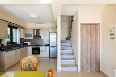 Interior Details – Warm Colors, Wooden Touches, and Modern Finishes