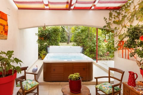 Indoor spa tub