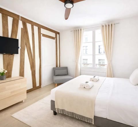 Charming Parisian Studio for 2 – Central 6th Arrondissement with Ceiling Fan
