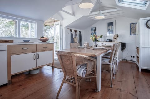 Flygate - 2 Bedroom Cottage - Lawrenny (8830)