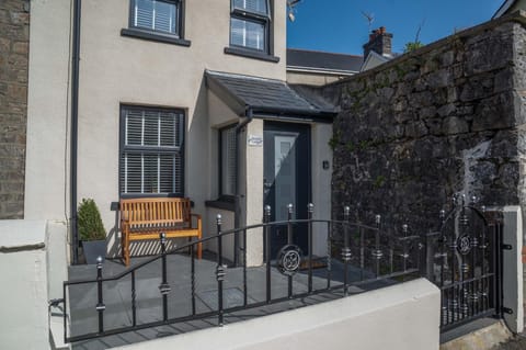Hawtree Cottage - 2 Bedroom Cottage - Tenby (22075)
