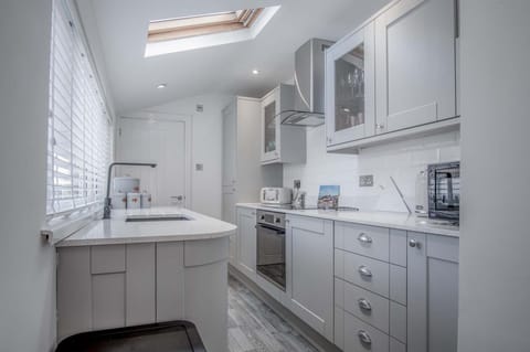 Hawtree Cottage - 2 Bedroom Cottage - Tenby (22045)