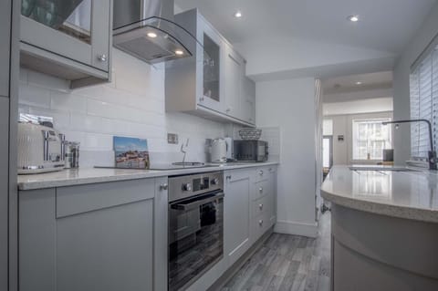 Hawtree Cottage - 2 Bedroom Cottage - Tenby (22043)