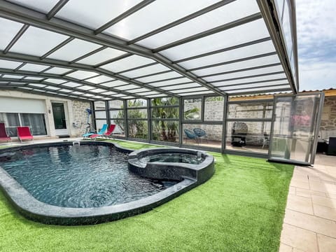Water, Plant, Architecture, Shade, Swimming Pool, Urban Design, Leisure, Grass, Landscape, Sky