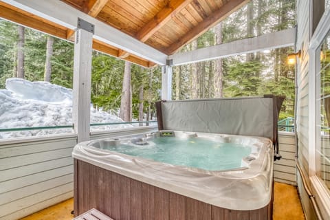 Chinook Lodge hot tub