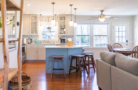 Kitchen Island with Four Stools 