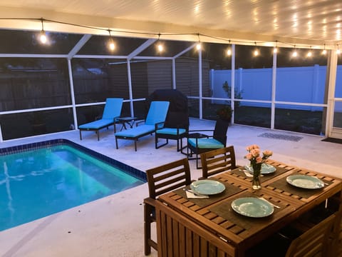 Dinning Area (Table for 6) near the Pool