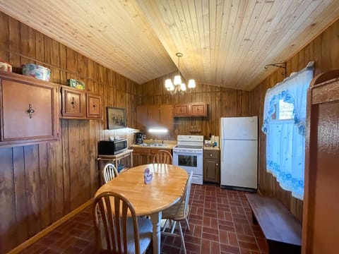 Kitchen and Dining Area - Full Kitchen with Dining table