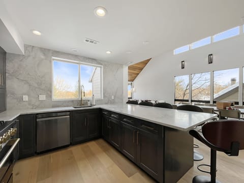 Enjoy sweeping mountain views right from the kitchen sink, with expansive counter space that makes meal prep a breeze
