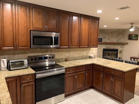 5 appliances w/ Breakfast Bar