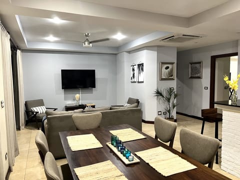 Dining room table seats 6