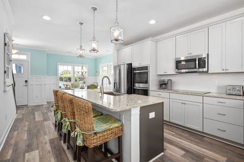 Kitchen Island with 4 bar stools