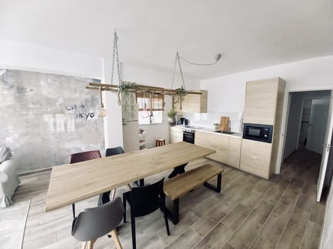 Tasteful dining area as the center of the apartment