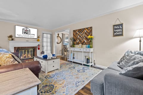 🔥 Fireplace Note: This fireplace is decorative only and not operational. While it adds charm and character to the space, it is not available for use. Thank you for understanding, and we hope you enjoy the cozy ambiance it brings to your stay!