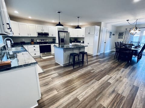 Duplex 2 - Spacious kitchen with island