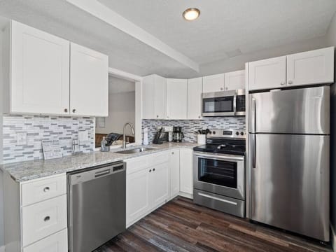 Modern kitchen with granite countertops and décor - Stainless steel appliances for easy meal prep - Fully equipped space with everything you need