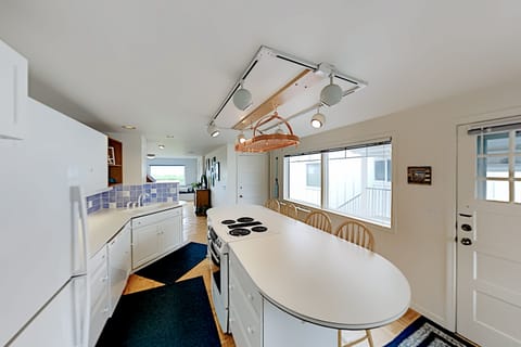Kitchen with island Bright & airy - lots of room for everyone.