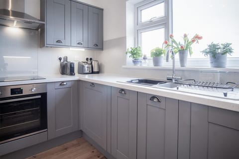 Town Heights - 3 Bedroom Holiday Home - Tenby (9181)