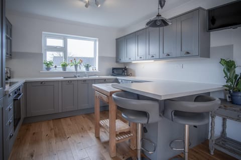 Town Heights - 3 Bedroom Holiday Home - Tenby (9178)