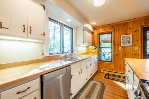 SPACIOUS KITCHEN OPEN TO DINING & LIVING ROOMS