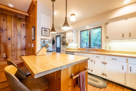 SPACIOUS KITCHEN OPEN TO DINING & LIVING ROOMS