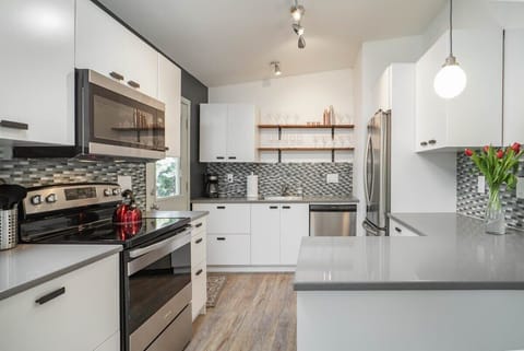 #StayinMyDistrict Beaverton! Modern Comfort & Style make this the perfect HOME away from Home! #bookdirect #stayinmydistrict