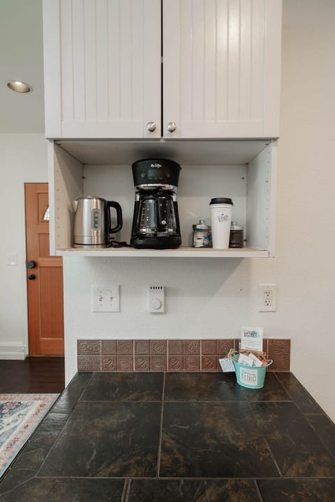 #InvestREPM Historic Kenton comfortable & fully furnished Guest House. Make this your HOME Suite Home in Portland #BookDirect #InvestREPM #StayinMyDistrict