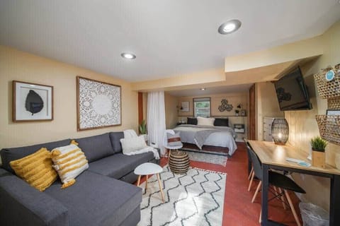 #StayInMyDistrict #StayInMyDistrictPortland Woodlawn Dekum Eclectic and Warm Guest Suite