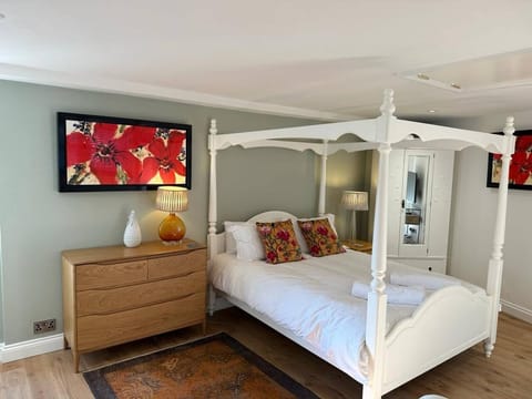 That's a fabulous bed - what a treat!