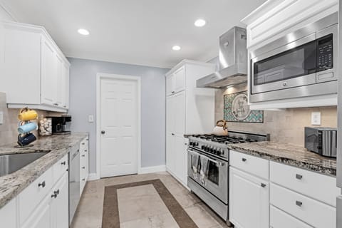 Full chef's kitchen with all the supplies you  need for cooking!
