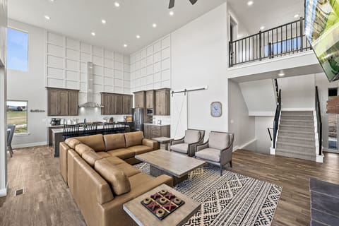 Sapphire Lodge-Great Room with gas fireplace (Main Floor East)