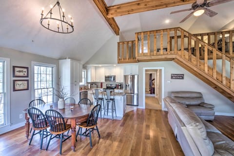 Dining Area | Dishware & Flatware Provided
