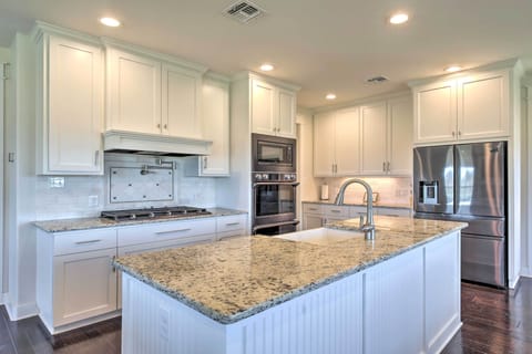 Fully Equipped Kitchen | Main Floor