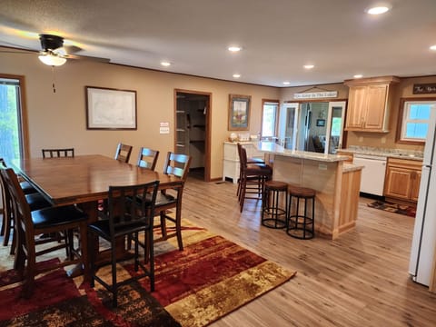 Dining area & kitchen
