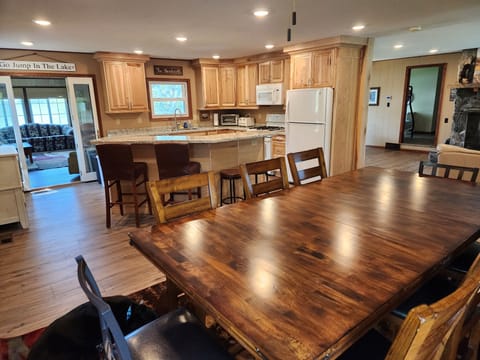 Dining area & kitchen